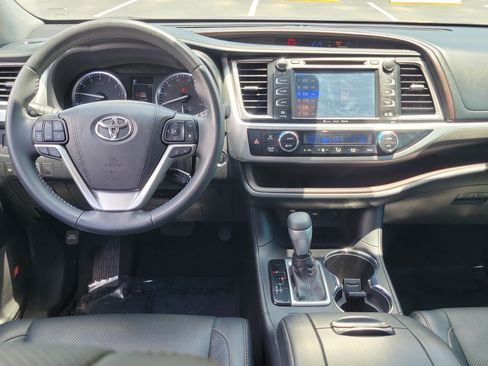 Certified 2019 Toyota Highlander Limited FWD image 17