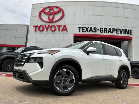 Used 2025 Nissan Rogue SV FWD image 2