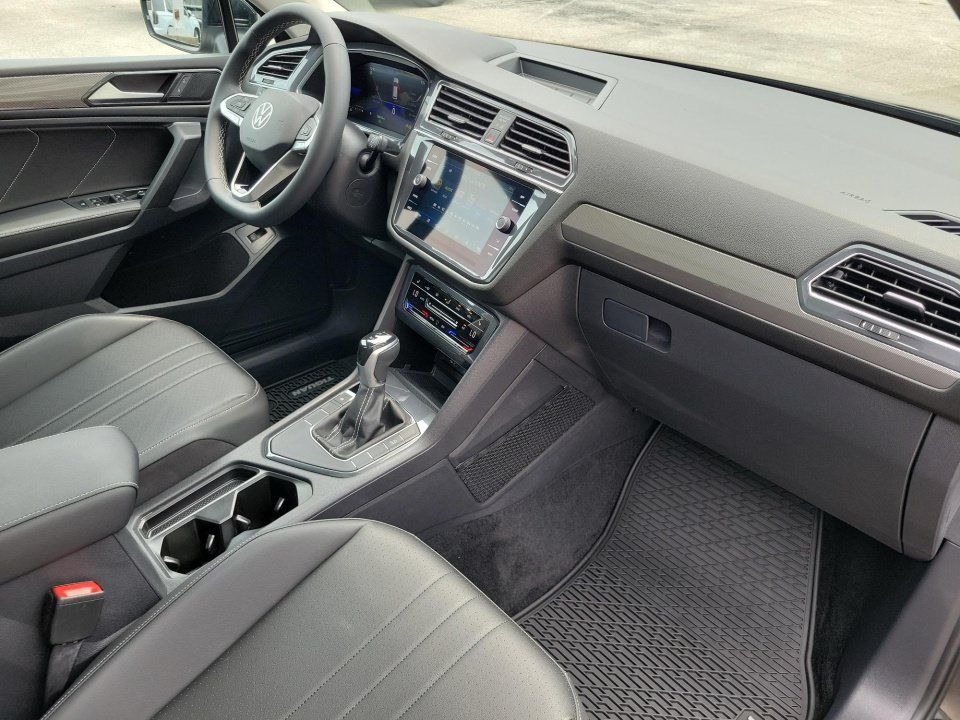 Certified 2023 Volkswagen Tiguan SE w/ Panoramic Sunroof Package FWD image 28
