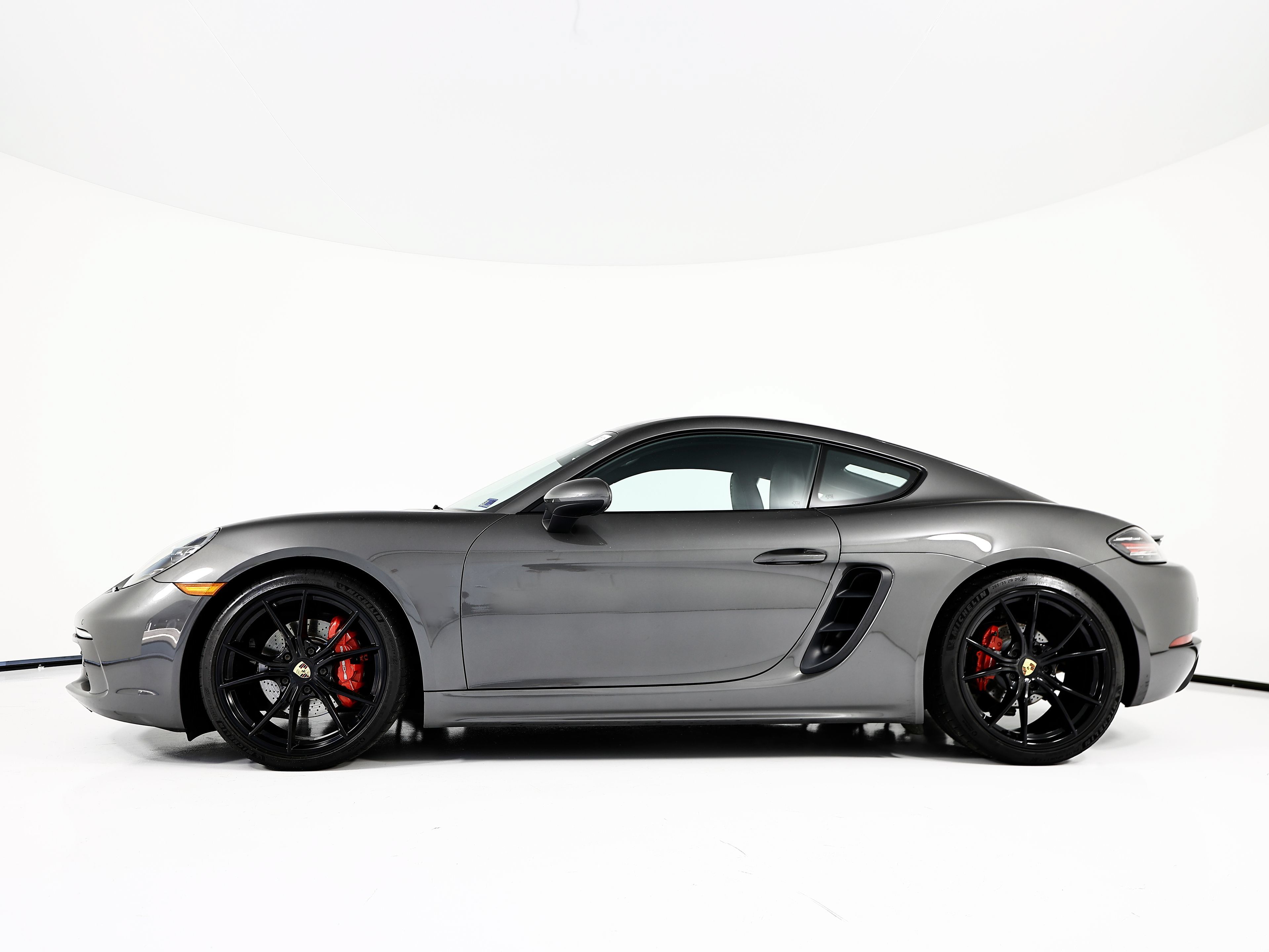 Used 2018 Porsche 718 Cayman S RWD image 2