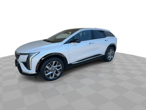 Certified 2025 Cadillac Optiq Luxury 2 w/ LPO, Floor Liner Package AWD/4WD image 4