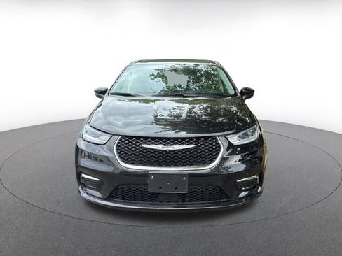 Used 2023 Chrysler Pacifica Touring-L FWD image 3