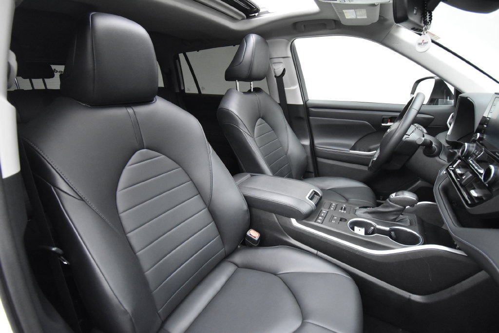 Used 2020 Toyota Highlander XLE AWD/4WD image 17