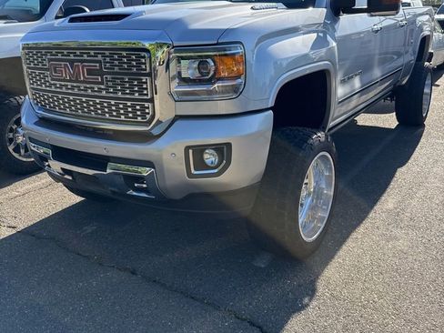 Used 2019 GMC Sierra 2500 Denali w/ Duramax Plus Package AWD/4WD image 1