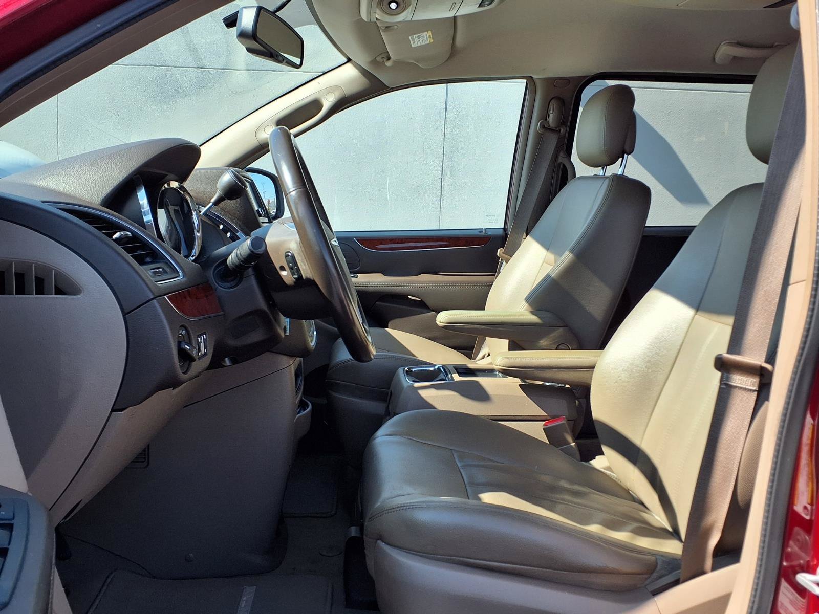Used 2014 Chrysler Town & Country Touring FWD image 12
