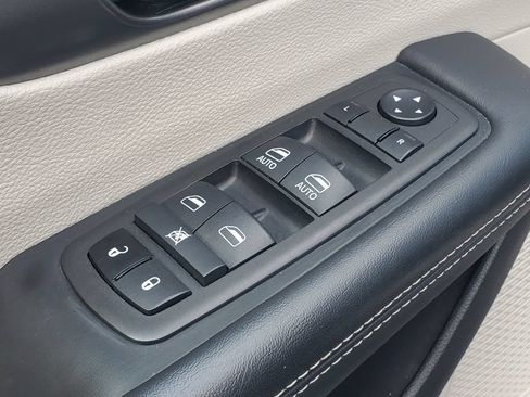 Used 2024 Chrysler Pacifica Touring-L FWD image 8