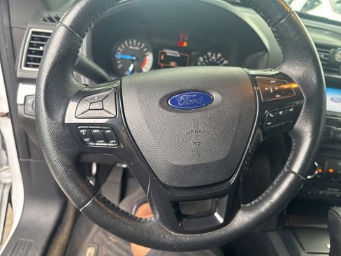 Used 2017 Ford Explorer XLT image 19