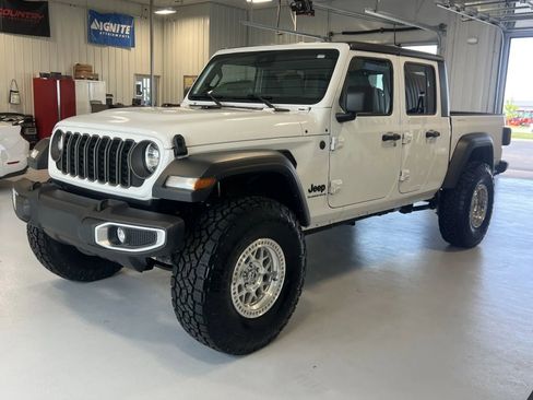 Used 2025 Jeep Gladiator Sport AWD/4WD image 6
