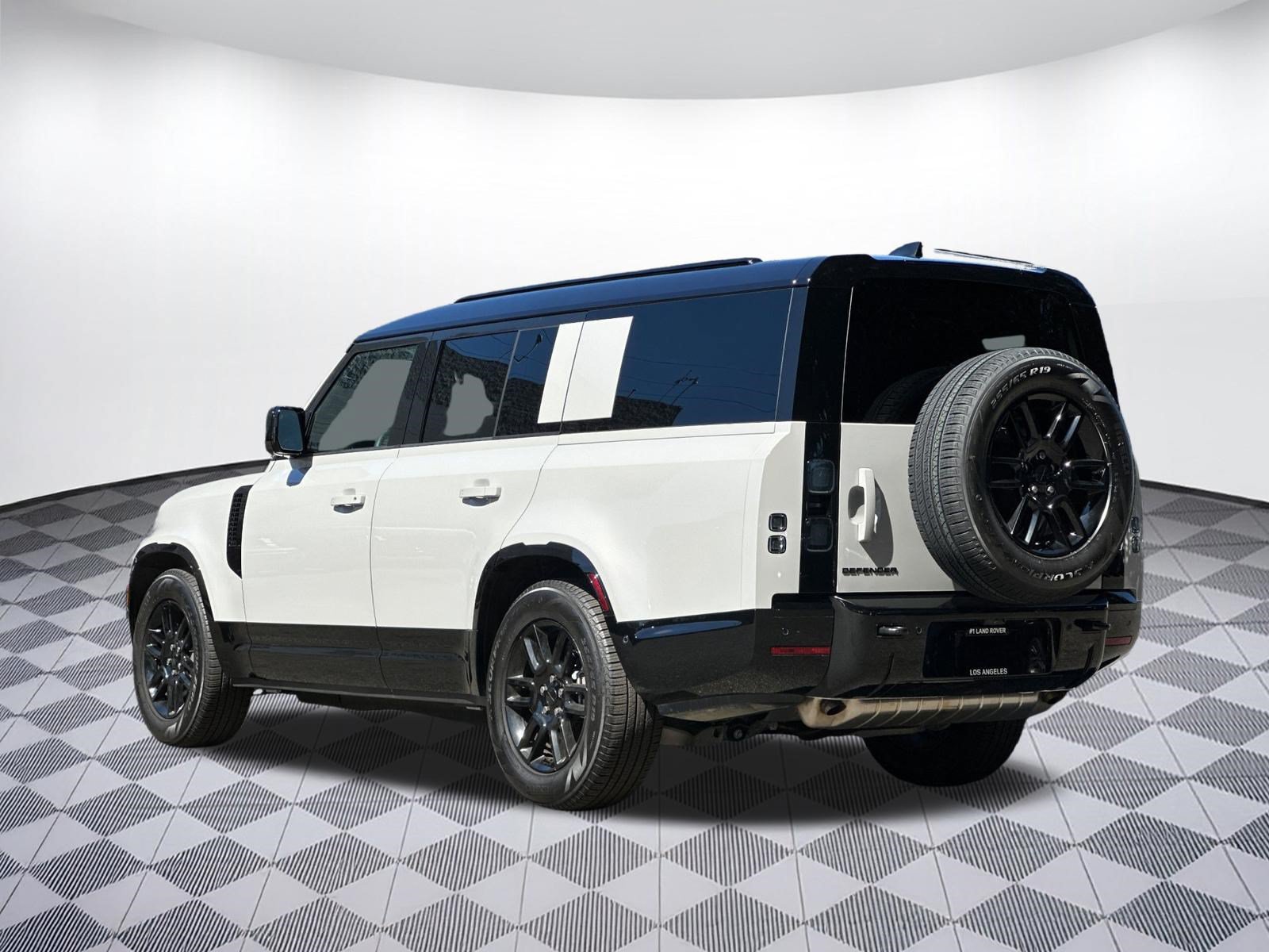 Used 2026 Land Rover Defender 130 X-Dynamic SE AWD/4WD image 3