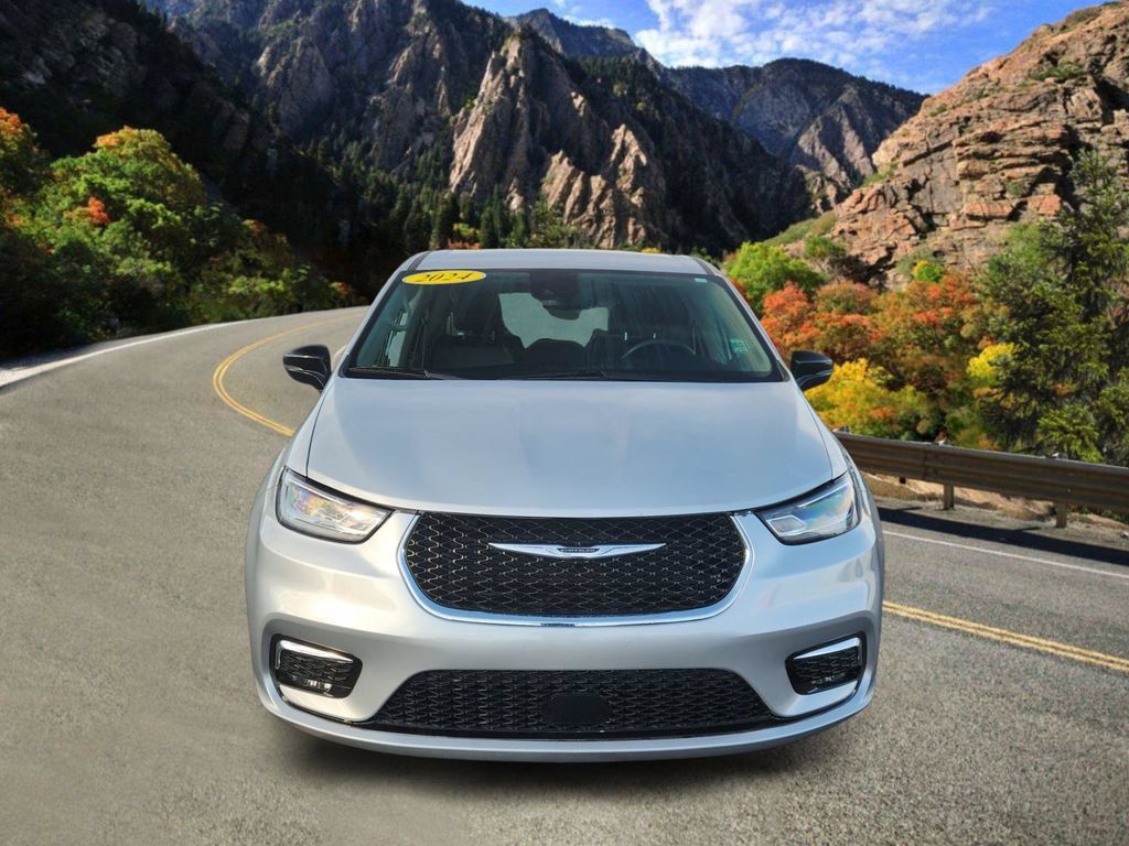 Used 2024 Chrysler Pacifica Touring-L FWD image 6