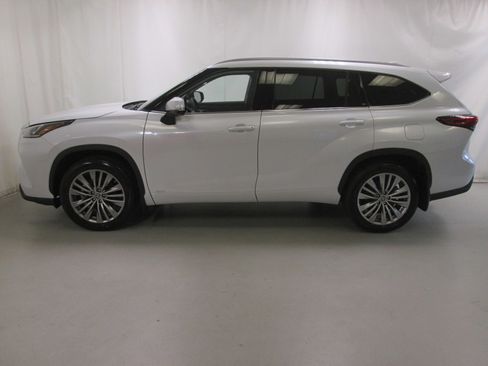 Used 2023 Toyota Highlander Platinum image 28