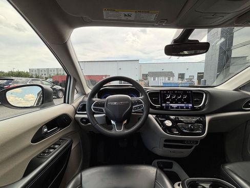 Used 2023 Chrysler Pacifica Touring-L FWD image 8