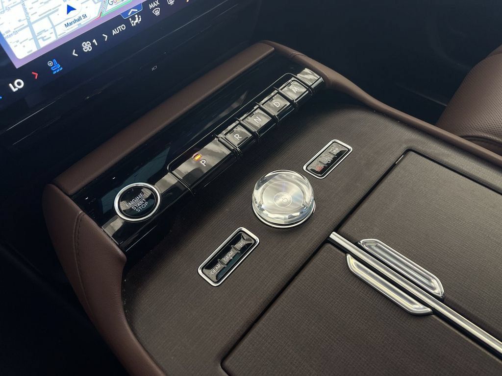Used 2025 Lincoln Navigator Reserve AWD/4WD image 16