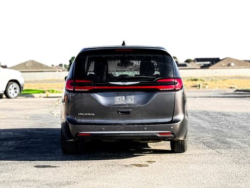 Used 2023 Chrysler Pacifica Touring-L image 7