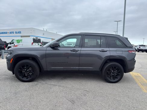 Used 2024 Jeep Grand Cherokee Altitude AWD/4WD image 6