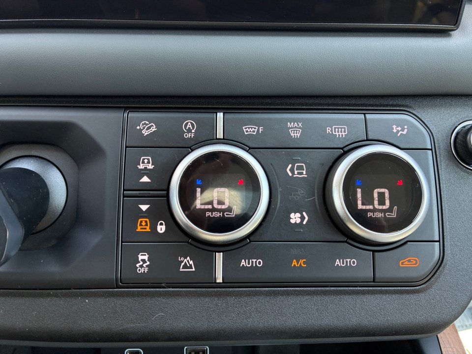 Used 2024 Land Rover Defender 130 X-Dynamic SE AWD/4WD image 18