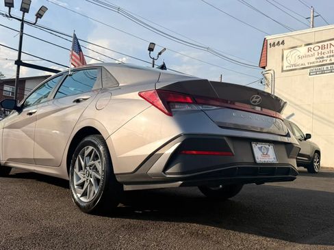 Used 2024 Hyundai Elantra SEL FWD image 8