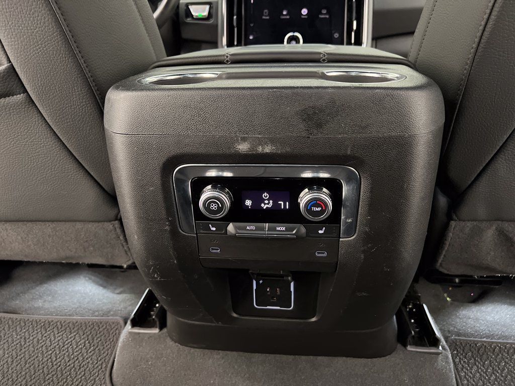 Used 2025 GMC Yukon XL Denali RWD image 28
