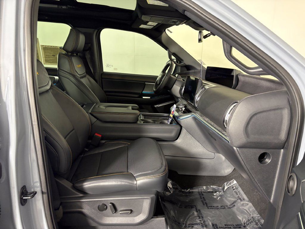 Used 2025 Ford Expedition Tremor AWD/4WD image 42