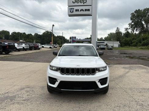 Used 2023 Jeep Grand Cherokee Laredo w/ Luxury Tech Group I AWD/4WD image 2