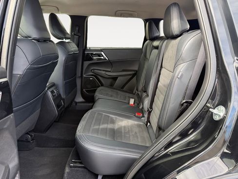 Used 2025 Mitsubishi Outlander SE image 13