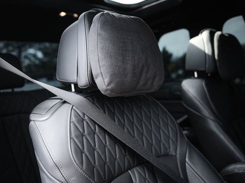 Used 2025 BMW X7 M60i w/ Climate Comfort Package image 31