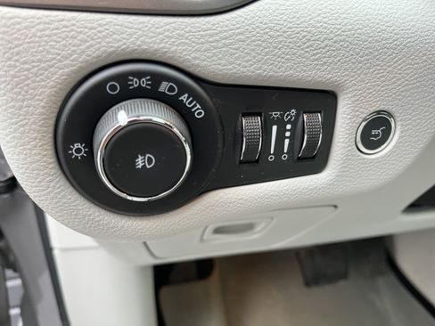 Used 2022 Jeep Cherokee Latitude Lux w/ Sun & Sound Group AWD/4WD image 22