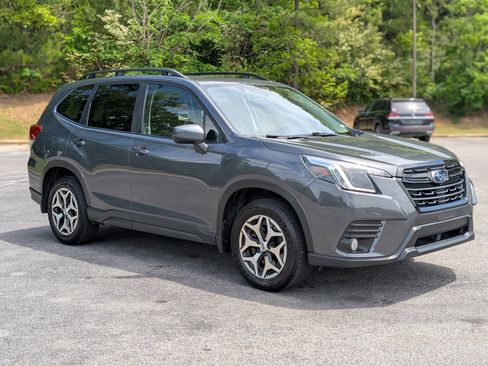 Used 2023 Subaru Forester Premium image 11
