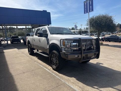 Used 2017 Ford F250 Lariat w/ Lariat Value Package image 4