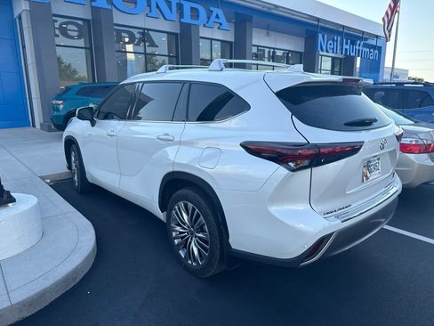 Used 2024 Toyota Highlander Platinum AWD/4WD image 4