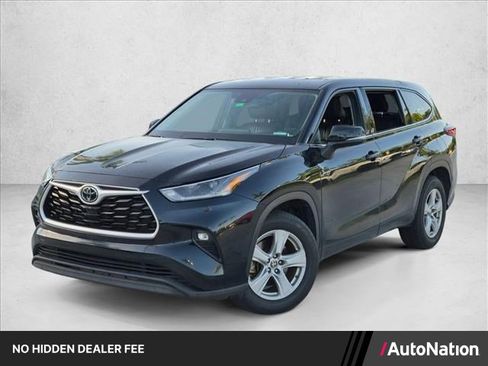 Used 2021 Toyota Highlander LE FWD image 1