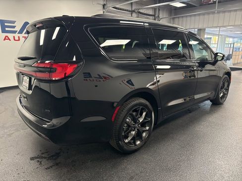New 2026 Chrysler Pacifica Select w/ S Appearance Package image 10