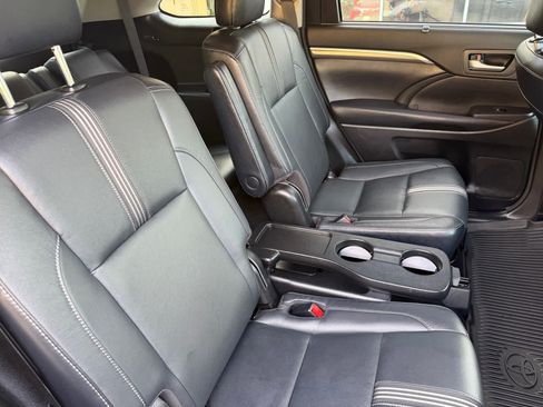 Used 2018 Toyota Highlander SE AWD/4WD image 21