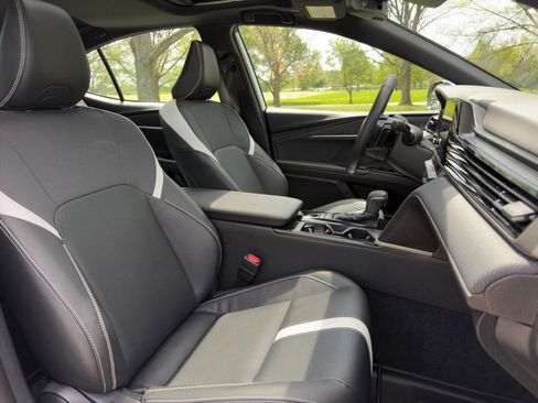 Used 2025 Toyota Camry SE w/ Convenience Package image 25