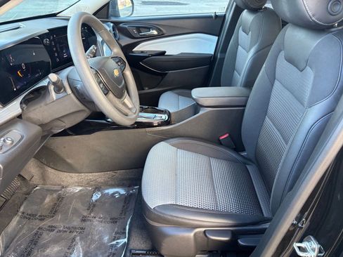 Used 2025 Chevrolet Trax LT image 23