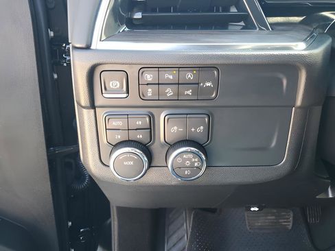 Used 2025 Chevrolet Suburban Z71 image 32