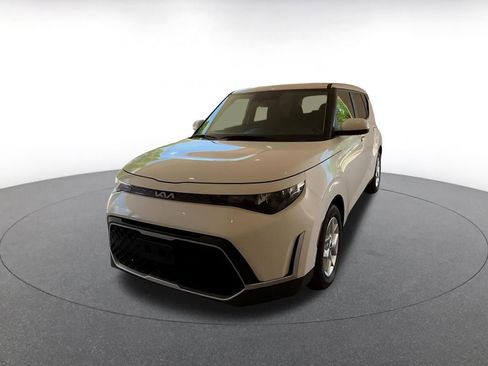 Used 2025 Kia Soul LX w/ LX Technology Package FWD image 4