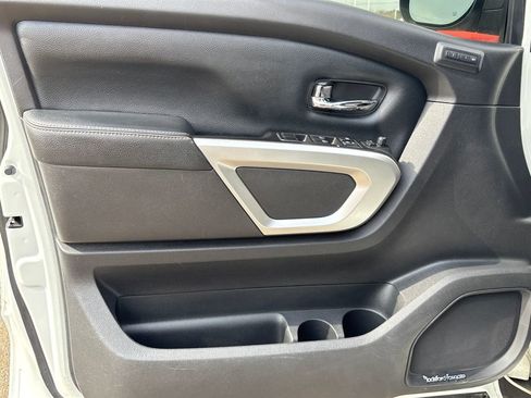 Used 2018 Nissan Titan SL image 5
