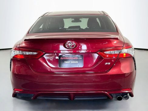 Used 2018 Toyota Camry SE w/ Moonroof Package FWD image 6
