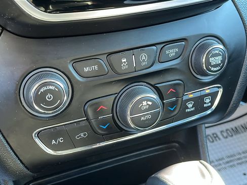 Used 2019 Jeep Cherokee Limited image 20