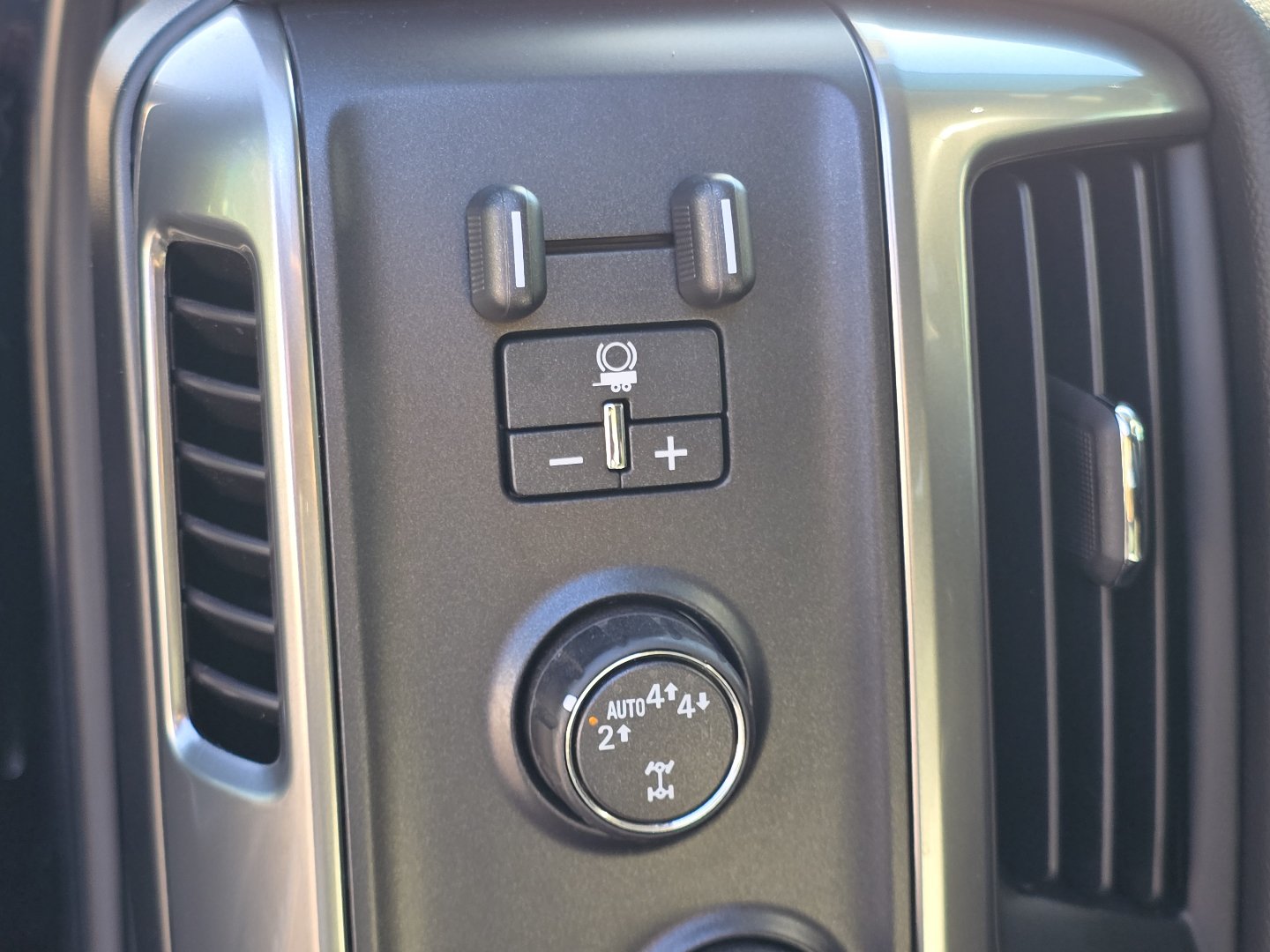 Certified 2018 Chevrolet Silverado 1500 LT w/ All Star Edition AWD/4WD image 11