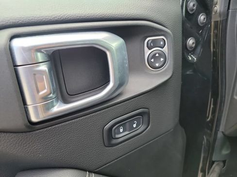 Used 2022 Jeep Wrangler Unlimited Sahara AWD/4WD image 22