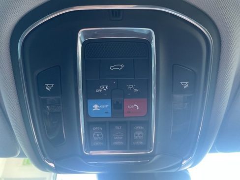 Used 2023 Jeep Grand Cherokee Limited image 32