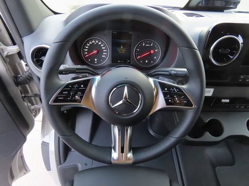 Used 2025 Mercedes-Benz Sprinter 2500 image 11