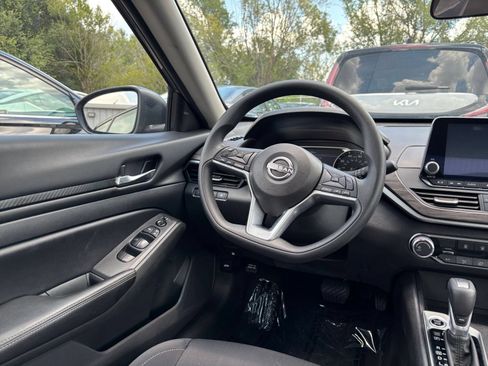 Used 2025 Nissan Altima 2.5 SV FWD image 33