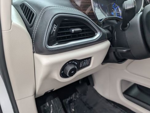 Used 2023 Chrysler Pacifica Limited w/ Uconnect Theater Family Group FWD image 26