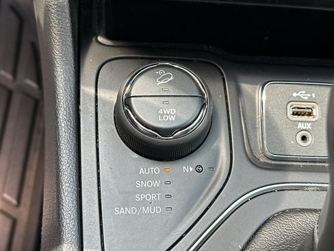 Used 2019 Jeep Cherokee Latitude Plus w/ Comfort/Convenience Group AWD/4WD image 22