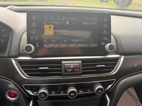 Used 2018 Honda Accord Touring image 15