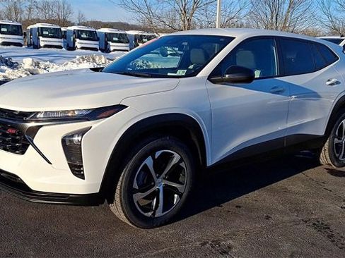 Certified 2024 Chevrolet Trax RS w/ Driver Confidence Package image 4