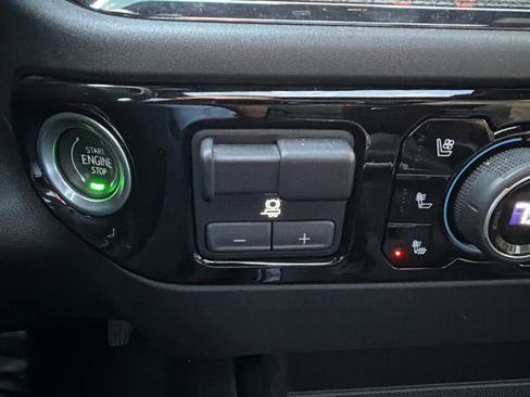 Used 2022 Chevrolet Silverado 1500 ZR2 w/ Technology Package image 38